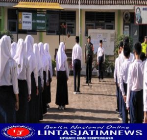 Babinsa Menjadi Pembina Upacara di Sekolah