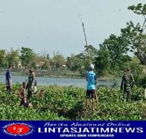 Koramil 0812/21 Kalitengah Bersama Warga Membersihkan Eceng Gondok di Sungai Bengawan Jero,  Antisipasi Banjir