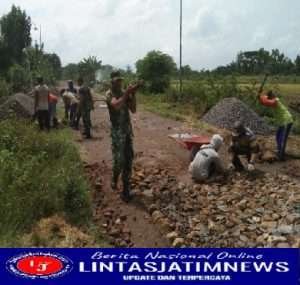 Serma Sunardi Bersama Masyarakat Gotong-Royong Perbaiki Jalan Desa