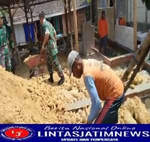 Ringankan Beban Masyarakat, Babinsa Padas Gotong Royong Bantu Rehab Rumah Warga