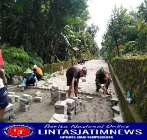 Di Tengah Sibuknya Kegiatan, Babinsa Sempatkan Bantu Masyarakat Pasang Paving