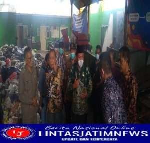Ada Kendala di Mesin, Wabup Subandi Tinjau TPST di Desa Kureksari