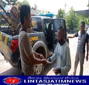 Mulia, Polisi Gresik Beri Santunan dan Antar Pulang Pedagang Asongan yang Sakit