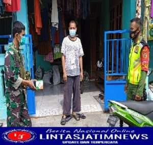 Babinsa Joyotakan Distribusikan Obat Paket 2 ke warga yang Terpapar covid 19