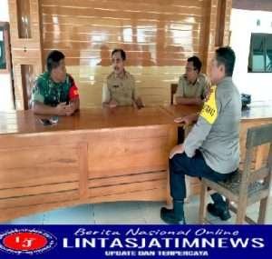 Komsos, Babinsa Koramil Geneng Himbau Warga Supaya Waspada Musim Hujan