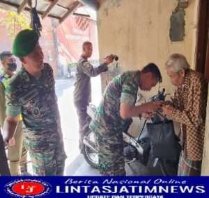 Jumat Berkah, Dandim Solo Bagikan Sembako Kepada Warga