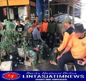 Komsos Anggota Koramil 04/Jebres di Sela-Sela Istirahat Melaksanakan KBD