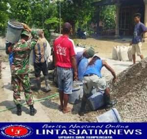 Babinsa Nglembur Ikut Karya Bakti Perbaikan Infrastruktur Desa
