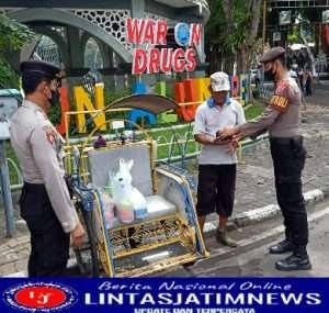 Polisi Gresik Patroli Sambil Bagi Nasi-nasi Bungkus tukang Becak, Pedagang Asongan