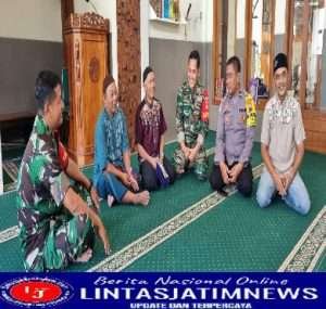 Pertebal Iman dan Taqwa, Babinsa Tipes Laksanakan Sholat Jumat di Wilayah Binaan