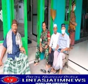 Usai Sholat Jumat Berjamaah Babinsa Komsos dengan Takmir Masjid