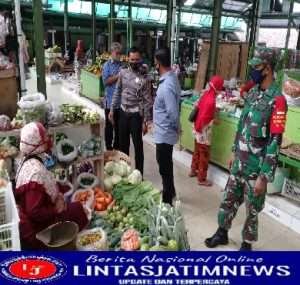 Patroli dan Komsos dengan Pedagang Pasar