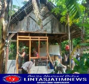 Babinsa Koramil Kendal Melaksanakan Kerja Bakti Dalam Perbaikan Rumah