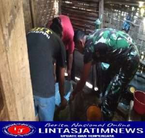 Kerja Bakti, Babinsa Kodim 0802/Ponorogo Buat Jamban  Bersama Warga