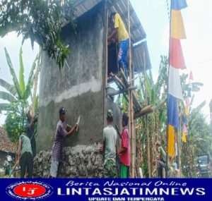 Satgas TMMD Bersama Warga Kerjakan Pemlesteran Poskamling