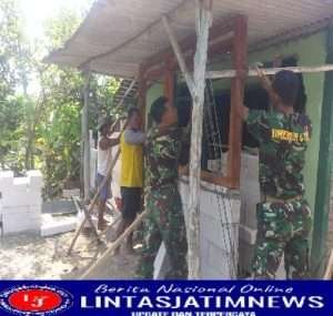 Wujudkan Kemanunggalan TNI Dengan Rakyat, Anggota Posramil Pitu Bantu Masyarakat Perbaiki Rumah