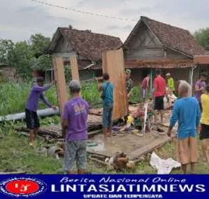 Babinsa Padas Bantu  Masyarakat Bersihkan Material Pasca Angin Puting Beliung
