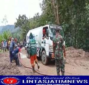 Wujud Peduli, Babinsa Koramil 0801/01 Pacitan,Gotong Royong Bersihkan Material Longsor