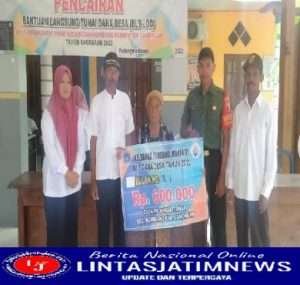 Babinsa Koramil 0812/06 Ngimbang Dampingi Penyaluran BLT Dana Desa