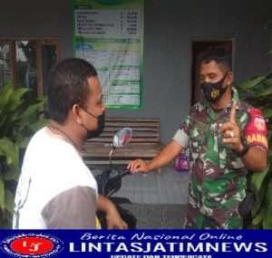 Babinsa Ingatkan pentingnya patuhi Protokol Kesehatan Melalui Komsos dengan Warga