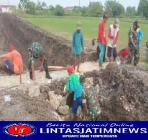 Karya Bakti TNI Bersama Warga Dalam Normalisasi Saluran Irigasi