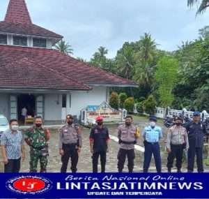 Babinsa Bersama Aparat Terkait Amankan Ibadah di Gereja