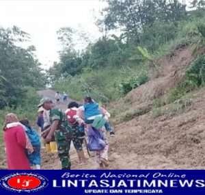 Tanggap Bencana, Babinsa Bantu Evakuasi Tanah Longsor