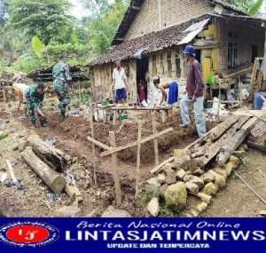 Dengan Semangat Gotong Royong, Babinsa Ngrambe Bantu Rehab Rumah Warga Kurang Mampu