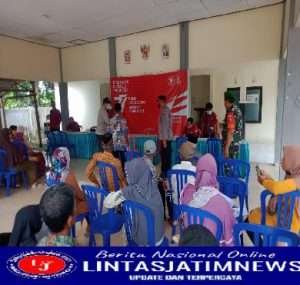 Babinsa Posramil Pitu Dampingi Penyaluran PKH Plus