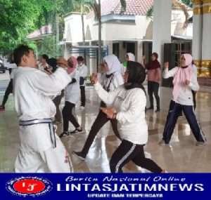 Ika Unair Beri Pelatihan Bela Diri kepada Ratusan Ojol Perempuan