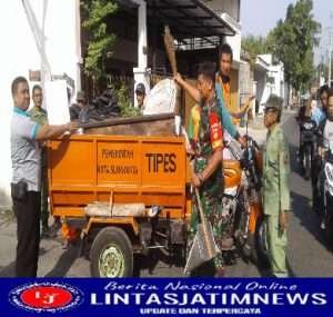 Babinsa Tipes Pelopori Warga dan Staf Kelurahan Untuk Kerja Bakti