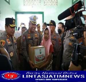 Kunjungi Lokasi Banjir di Banyuwangi, Kapolda Jatim Berikan Bantuan Sembako