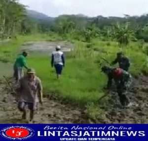 Peduli Lingkungan, Babinsa Koramil 0801/01 Pacitan Bersama Warga Bersihkan Sungai