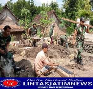 Wujud Manunggal Dengan Rakyat, Babinsa Kedunggalar Bantu Warga Binaannya