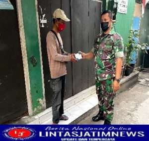 Kepedulian Babinsa Kelurahan Kemlayan Melaksanakan Pemberian Obat kepada Warga Terpapar Covid 19