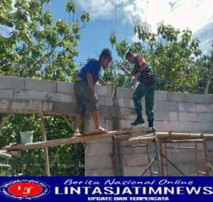 Manunggal TNI Bersama Rakyat, Babinsa Bantu Bangun Rumah Warga