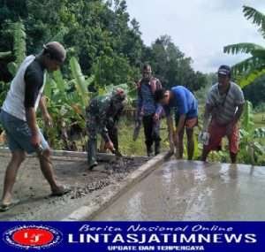 Bukti Kemanunggalan TNI-Rakyat, Babinsa  bersama Masyarakat Cor Jalan