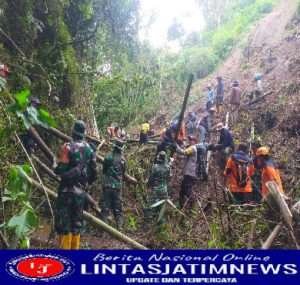 Kompak, Polres Batu Bersama Kodim 0818 dan Warga Bersihkan Material Longsor