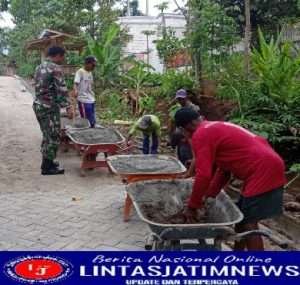 Babinsa Koramil Sine Aktif Gotong – Royong Bantu Masyarakat