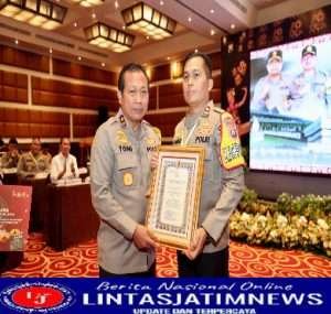 Lomba Video HUT Humas Polri Ke-71, Polres Bojonegoro Terima Penghargaan dan Tropy