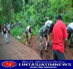 Anggota Koramil Jogorogo Bersama Masyarakat Kerja Bakti Bersihkan Jalan Akibat Tanah Longsor