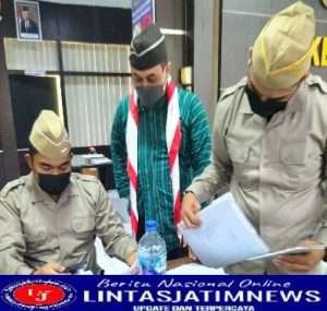 Hari Pahlawan, Polisi di Jember Layani Masyarakat Berkostum Pejuang