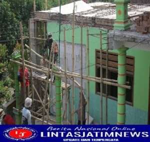 Babinsa Koramil 0805/09 Kendal  melaksanakan karya bakti membantu Rehab MIN Munawaroh