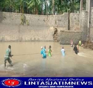 Kurangi Resiko Banjir, Babinsa Koramil 0801/01 Pacitan Bersama Warga Bersihkan Sungai