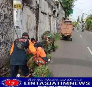Peduli Lingkungan, Serka Jhony  Bersama Staf Kelurahan Dan Warga Laksanakan Jum’at Bersih