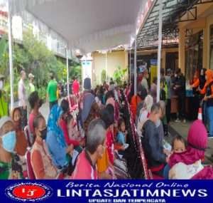 Bati Bakti TNI Dan Babinsa Serengan Pantau & Amankan Pasar Murah TPID 2022