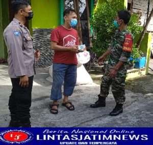 Babinsa Joyotakan Distribusikan Obat Paket 1 ke warga yang terpapar covid 19