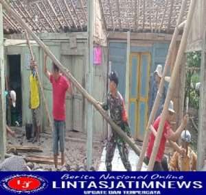 Manunggal Dengan Rakyat,Sertu Imron Bantu Warga Rehab Rumah