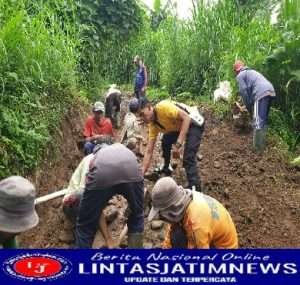 Polisi di Ponorogo Bersama Warga Perbaiki Jembatan Akses Obyek Wisata Tanah Goyang