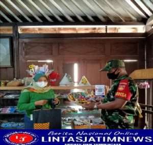 Sembari Komsos, Babinsa Kelurahan Panularan Laksanakan Pemantauan Wilayah